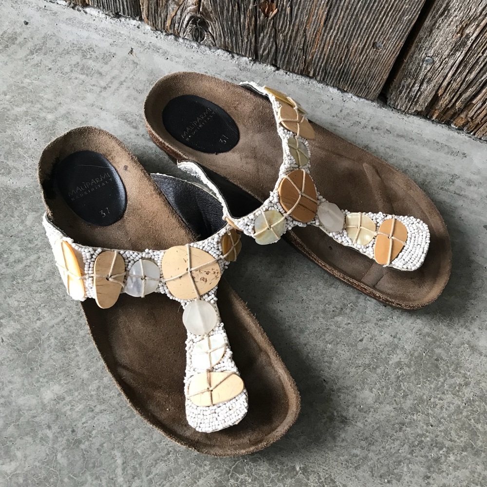 Birkenstock-style thongs for the beach 🏖